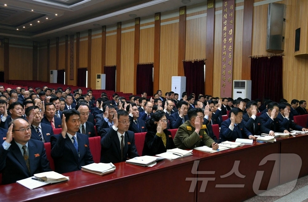 (평양 노동신문=뉴스1) = 북한 노동당 기관지 노동신문은 8일 노동당 9차 대회와  당 중앙위원회 9기 제1차 전원회의 결정 관철을 위한 성·중앙기관 당 위원회 전원회의 확대회의 …