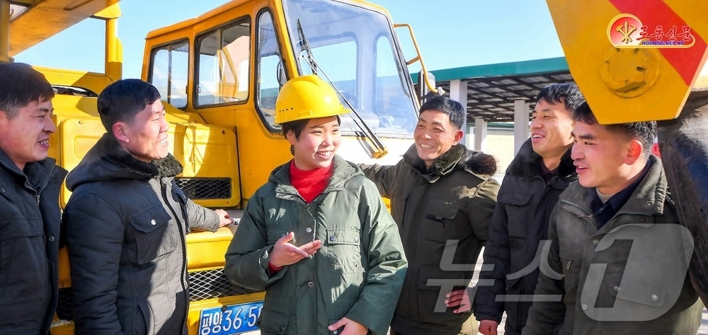 (평양 노동신문=뉴스1) = 북한 노동당 기관지 노동신문은 8일 3·8 국제부녀절을 맞아 "강국 건설의 전구마다에 우리 여성들이 있다"라고 보도했다. [국내에서만 사용가능. 재배포 …