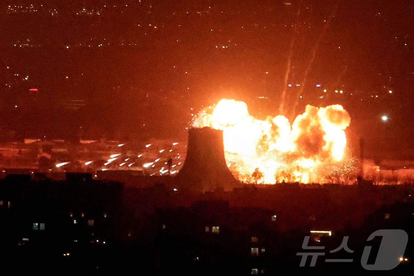 본문 이미지 - 이란 수도 테헤란 메흐라바드 국제공항 인근 아자디 타워 주변에서 공습으로 인한 화염이 일고 있다. 2026.03.07 ⓒ AFP=뉴스1