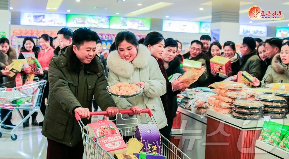 (평양 노동신문=뉴스1) = 북한 노동당 기관지 노동신문은 8일 정평군종합봉사소 등 여러 현대적인 대중문화생활 거점들이 전국 각지에 생겨나고 있다고 보도했다. [국내에서만 사용가능 …