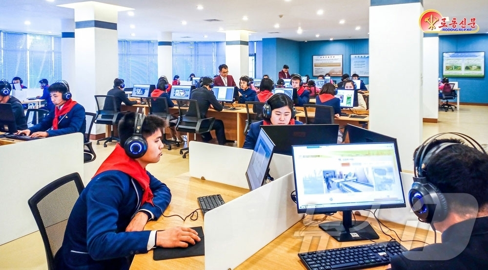 (평양 노동신문=뉴스1) = 북한 노동당 기관지 노동신문은 8일 정평군종합봉사소 등 여러 현대적인 대중문화생활 거점들이 전국 각지에 생겨나고 있다고 보도했다. [국내에서만 사용가능 …