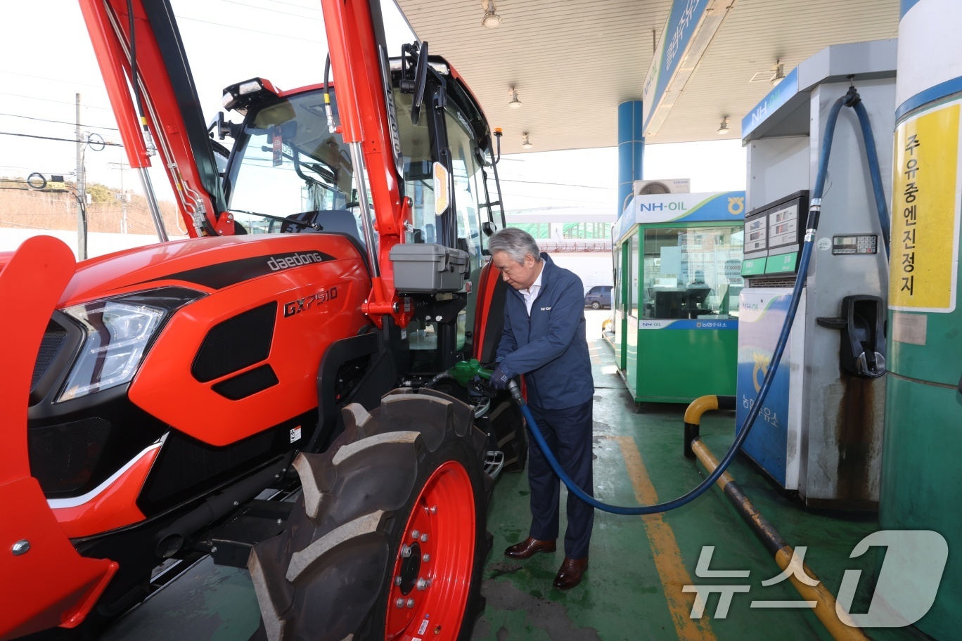 (서울=뉴스1) = 강호동 농협중앙회장이 지난 7일 동춘천농협에서 운영하는 농협주유소를 찾아 트랙터에 농기계용 면세유를 직접 주유하고 있다. (농협중앙회 제공. 재판매 및 DB 금 …