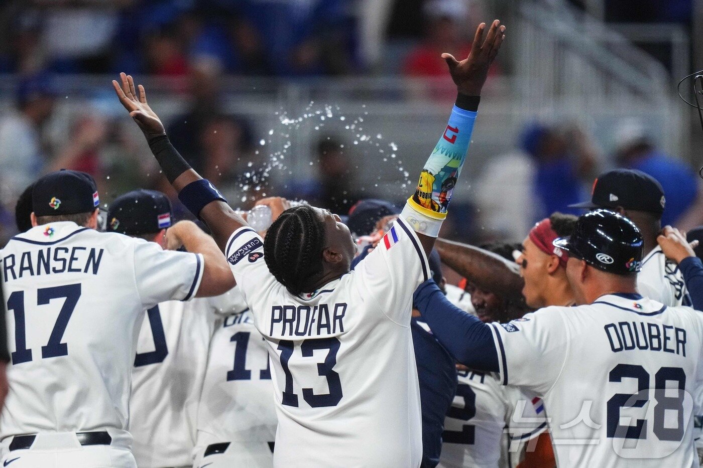 본문 이미지 - 니카라과를 상대로 극적인 역전승을 거둔 네덜란드 선수들이 기뻐하고 있다. ⓒ AFP=뉴스1