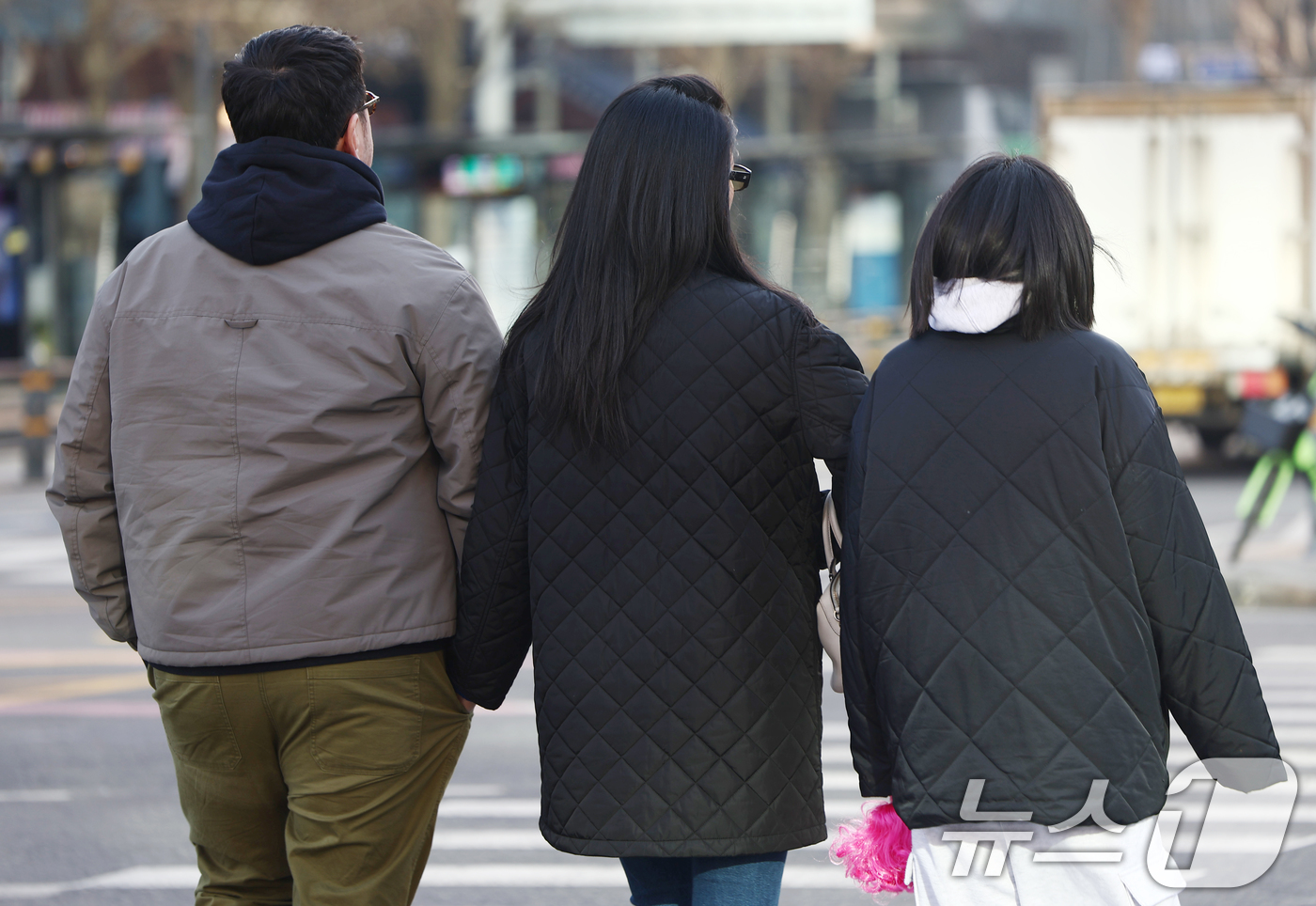 (서울=뉴스1) 김민지 기자 = 서울 아침 기온이 영하 3도까지 떨어지면서 꽃샘추위가 찾아온 8일 오전 서울 종로구 광화문역 인근에서 시민들이 이동하고 있다.기상청은 전국의 아침 …