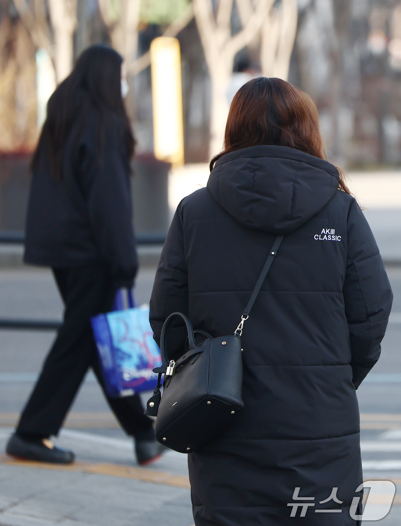 (서울=뉴스1) 김민지 기자 = 서울 아침 기온이 영하 3도까지 떨어지면서 꽃샘추위가 찾아온 8일 오전 서울 종로구 광화문역 인근에서 시민들이 이동하고 있다.기상청은 전국의 아침 …