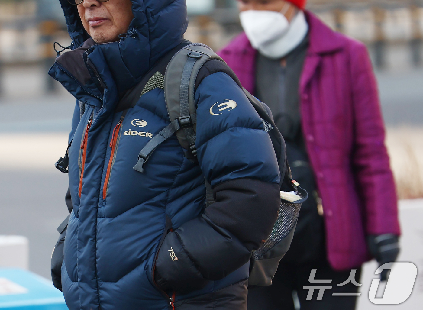 (서울=뉴스1) 김민지 기자 = 서울 아침 기온이 영하 3도까지 떨어지면서 꽃샘추위가 찾아온 8일 오전 서울 종로구 광화문역 인근에서 시민들이 두꺼운 외투를 입고 이동하고 있다.기 …