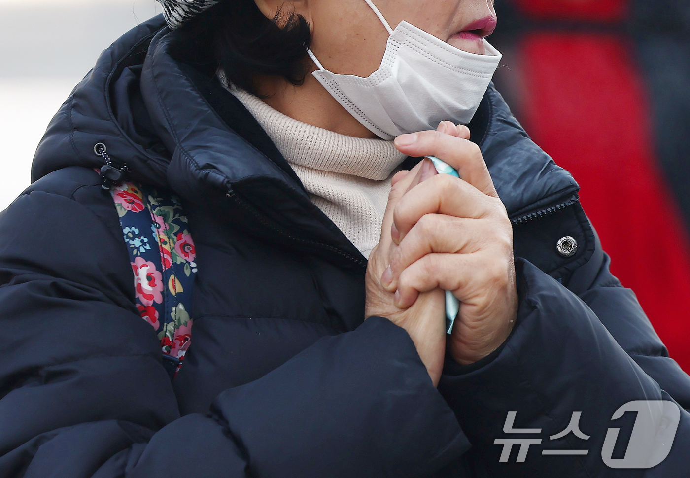 (서울=뉴스1) 김민지 기자 = 서울 아침 기온이 영하 3도까지 떨어지면서 꽃샘추위가 찾아온 8일 오전 서울 종로구 광화문광장에서 한 시민이 손난로를 손에 쥐고 이동하고 있다.기상 …
