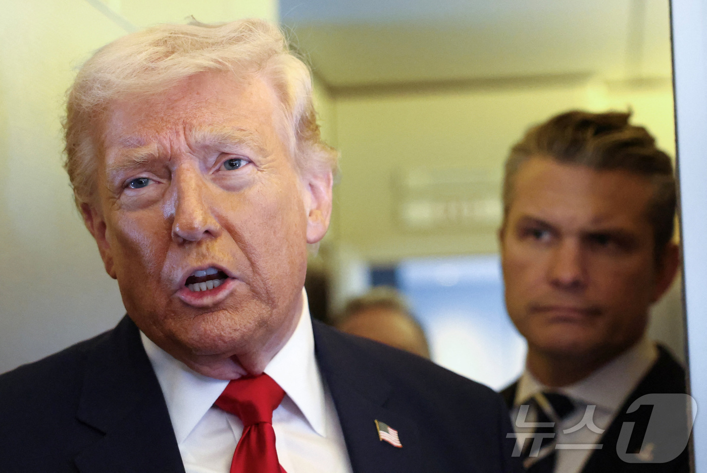 (로이터=뉴스1) 류정민 특파원 = 도널드 트럼프 미국 대통령이 7일(현지시간) 델러웨어 도버 공군기지에서 플로리다 마이애미로 향하는 에어포스원(미 대통령 전용기)에서 피트 헤그세 …