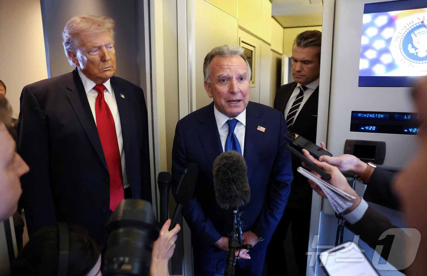 (로이터=뉴스1) 류정민 특파원 = 스티브 위트코프 중동특사(가운데)가 7일(현지시간) 델러웨어 도버 공군기지에서 플로리다 마이애미로 향하는 에어포스원(미 대통령 전용기)에서 도널 …