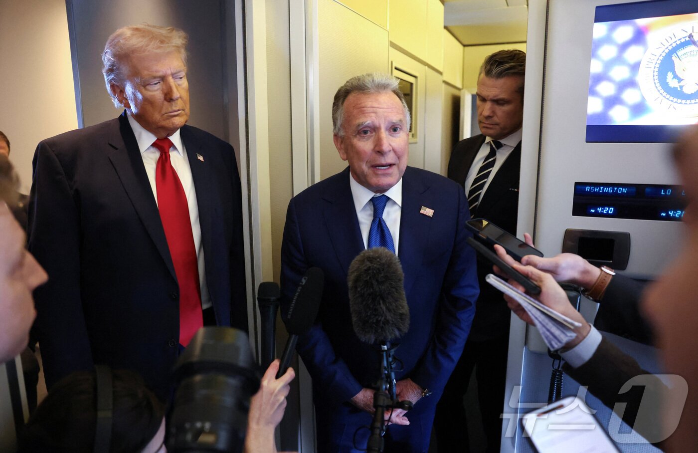 본문 이미지 - 스티브 위트코프 중동특사(가운데)가 7일(현지시간) 델러웨어 도버 공군기지에서 플로리다 마이애미로 향하는 에어포스원(미 대통령 전용기)에서 도널드 트럼프 미국 대통령, 피트 헤그세스 국방장관 등과 함께 기자들과 만나 질문에 답하고 있다.2026.03.07. ⓒ 로이터=뉴스1