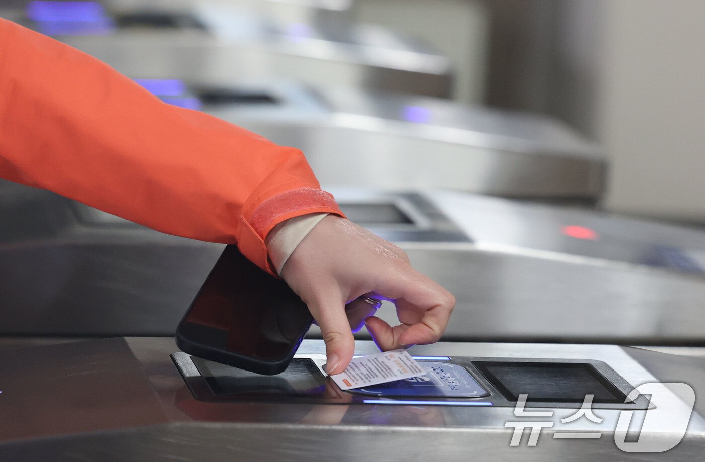 본문 이미지 - 서울의 한 지하철역 개찰구에서 시민들이 교통카드를 태그하고 있다. ⓒ 뉴스1 이광호 기자