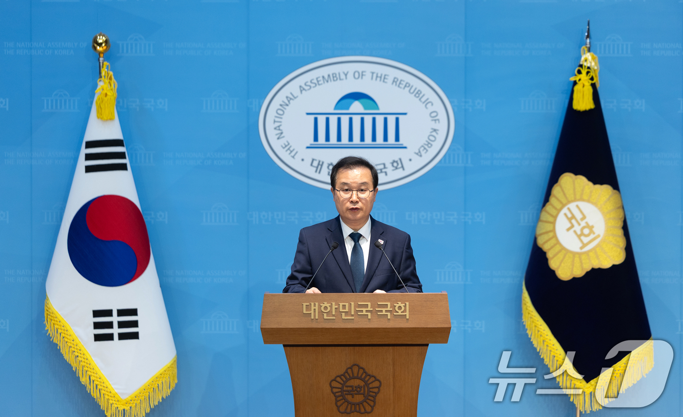 (서울=뉴스1) 이승배 기자 = 이건태 더불어민주당 의원이 8일 서울 여의도 국회 소통관에서 김성태 쌍방울 전 회장 검사실 접견 특혜 의혹 관련 기자회견을 하고 있다. 2026.3 …