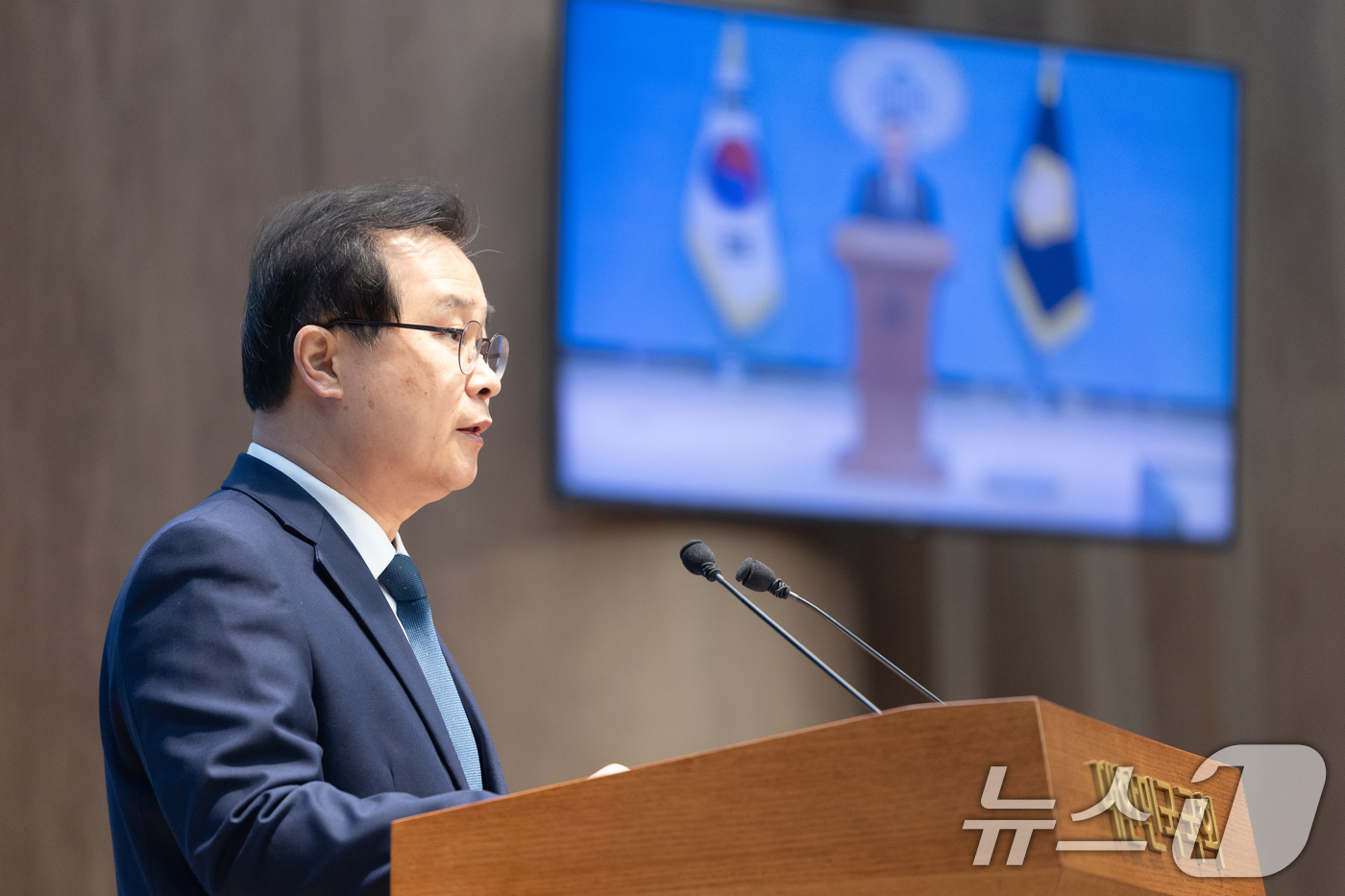 (서울=뉴스1) 이승배 기자 = 이건태 더불어민주당 의원이 8일 서울 여의도 국회 소통관에서 김성태 쌍방울 전 회장 검사실 접견 특혜 의혹 관련 기자회견을 하고 있다. 2026.3 …