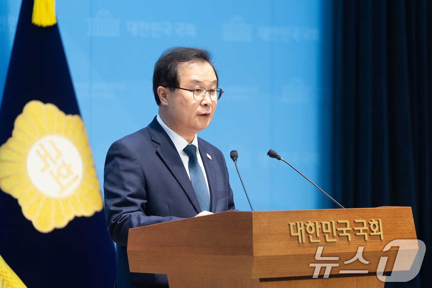 (서울=뉴스1) 이승배 기자 = 이건태 더불어민주당 의원이 8일 서울 여의도 국회 소통관에서 김성태 쌍방울 전 회장 검사실 접견 특혜 의혹 관련 기자회견을 하고 있다. 2026.3 …