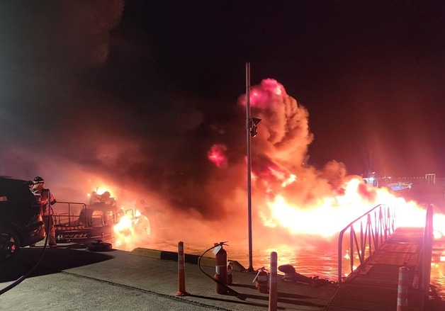 거제 대포항 선박 불…선박 2척 전소·해경 1명 연기 흡입