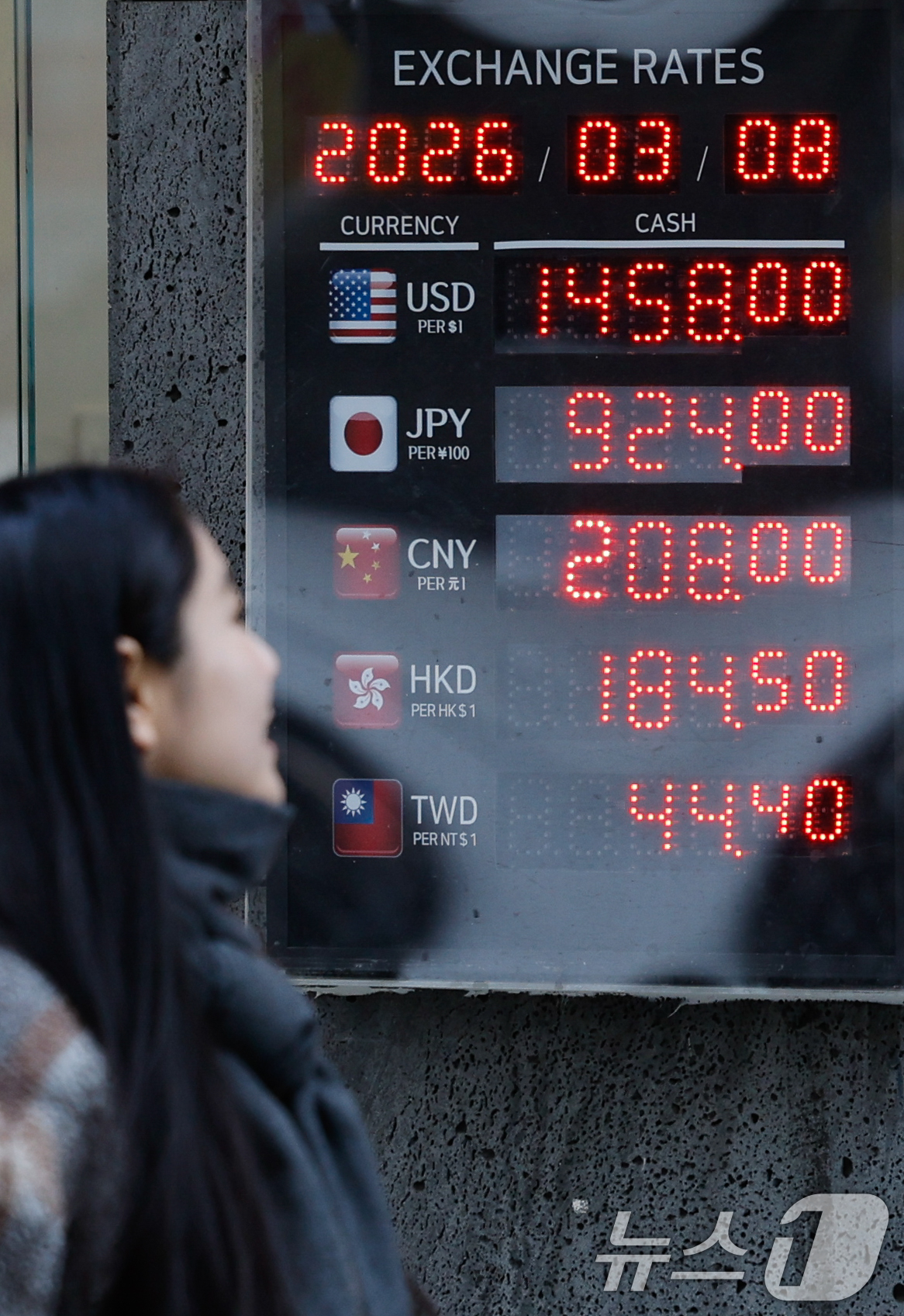 (서울=뉴스1) 안은나 기자 = 중동 상황으로 인해 환율이 큰 폭의 등락을 거듭하고 있는 8일 서울 중구 명동거리 환전소에 환율 정보가 나오고 있다.이날 한국은행 경제통계시스템에 …