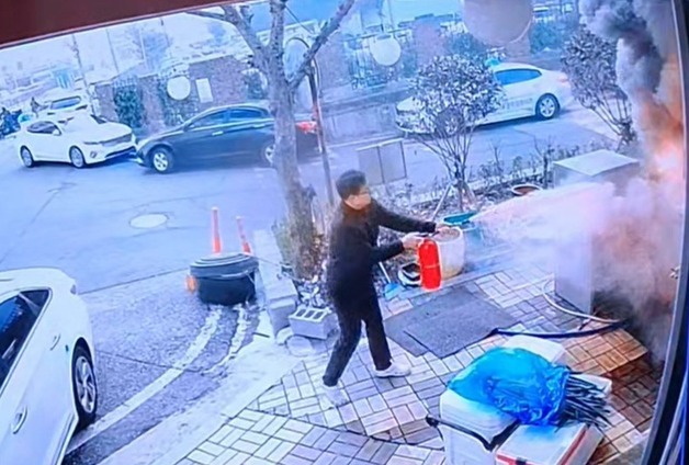 쉬는 날도 몸이 먼저…소화기 들고 상가로 달려간 부부 소방관