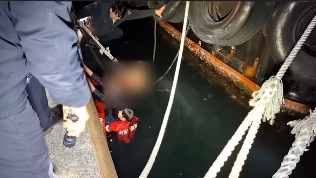 밤사이 창원 마산항서 50대 선원 2명 구조