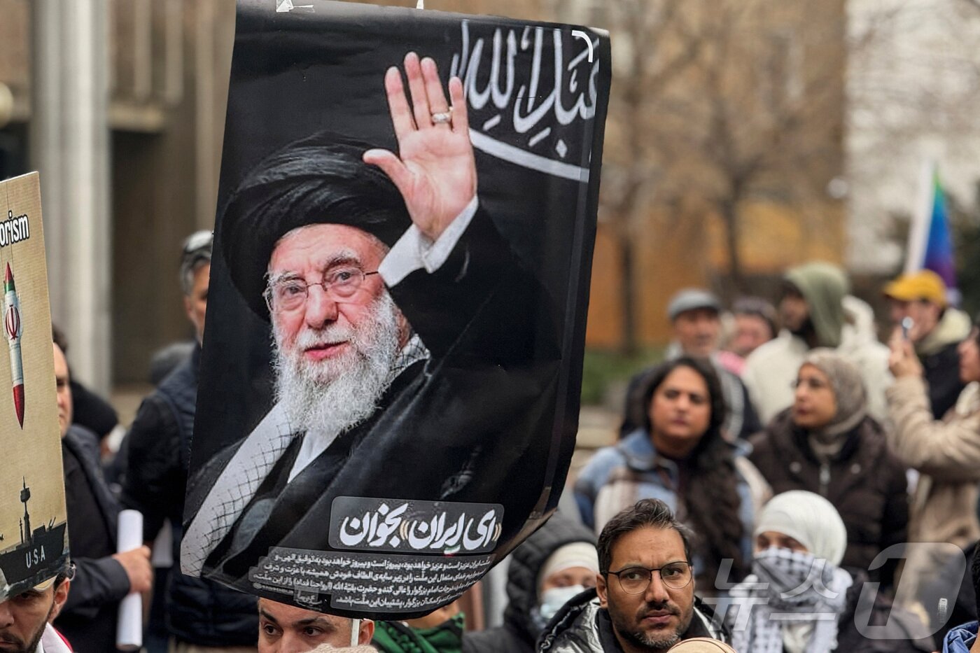 본문 이미지 - 7일(현지시간) 캐나다 온타리오주 토론토 소재 미국 영사관 앞에서 이란에 대한 군사공격 중단을 촉구하는 시위대가 폭사한 아야톨라 알리 하메네이의 사진을 들고 행진하고 있다.2026.03.07. ⓒ 로이터=뉴스1