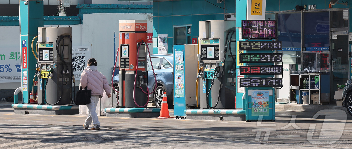 (서울=뉴스1) 박지혜 기자 = 8일 서울의 한 주유소에 유류 가격이 표시돼 있다.미국·이스라엘과 이란 간 전쟁 충격 여파로 국내 기름값이 빠르게 오르자 정부가 ‘최고가격 지정제’ …