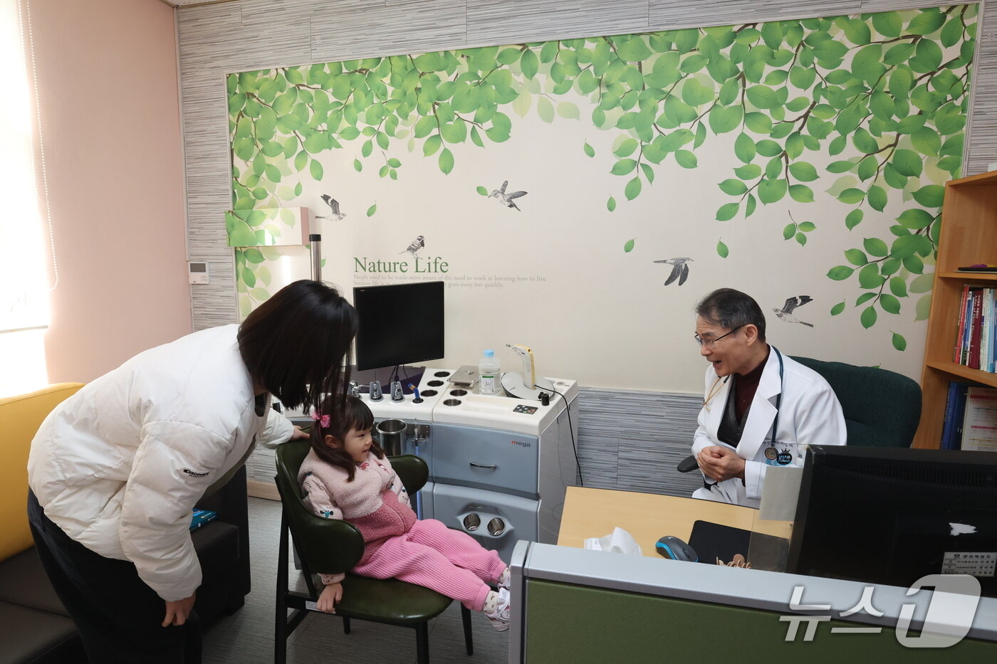 본문 이미지 - 기상석 전북 무주군보건의료원 소아청소년과 과장이 진료를 보고 있다.2026.3.9/뉴스1