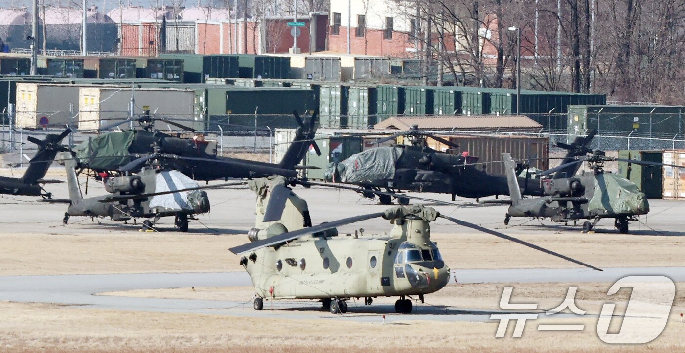본문 이미지 - 한미 연합연습 '자유의 방패'(Freedom Shield·FS) 연습을 하루 앞둔 8일 경기 평택시 팽성읍 주한미군기지 캠프 험프리스에 아파치 헬기가 계류되어 있다. 한국과 미국은 오는 3월 9일부터 19일까지 연합방위태세 확립을 위해 상반기 연합훈련인 '자유의 방패 연습을 진행한다. 2026.3.8 ⓒ 뉴스1 김영운 기자