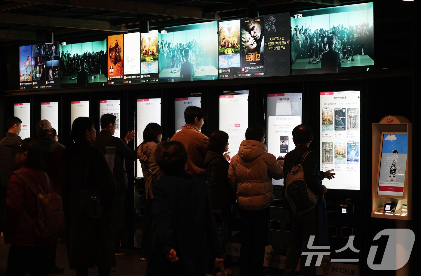본문 이미지 - 8일 서울 용산구의 한 영화관에서 관람객들이 천만 관객을 돌파하며 흥행 질주 중인 영화 '왕과 사는 남자' 티켓을 구매하고 있다.  2026.3.8 ⓒ 뉴스1 오대일 기자