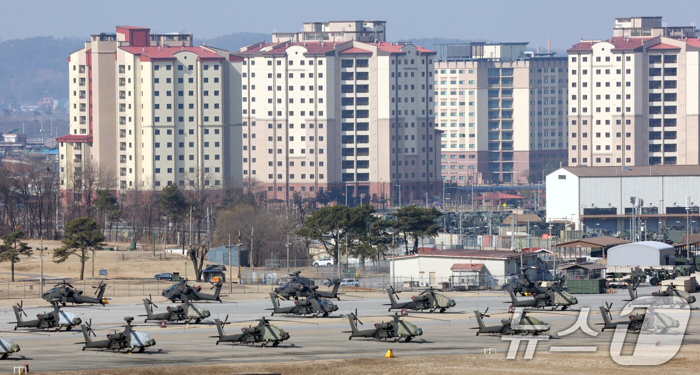 본문 이미지 - 한미 연합연습 '자유의 방패'(Freedom Shield·FS) 연습을 하루 앞둔 8일 경기 평택시 팽성읍 주한미군기지 캠프 험프리스에 아파치 헬기가 계류되어 있다. 한국과 미국은 오는 3월 9일부터 19일까지 연합방위태세 확립을 위해 상반기 연합훈련인 '자유의 방패 연습을 진행한다. 2026.3.8 ⓒ 뉴스1 김영운 기자