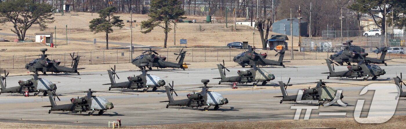 본문 이미지 - 한미 연합연습 '자유의 방패'(Freedom Shield·FS) 연습을 하루 앞둔 8일 경기 평택시 팽성읍 주한미군기지 캠프 험프리스에 아파치 헬기가 계류되어 있다. 한국과 미국은 오는 3월 9일부터 19일까지 연합방위태세 확립을 위해 상반기 연합훈련인 '자유의 방패 연습을 진행한다. 2026.3.8 ⓒ 뉴스1 김영운 기자