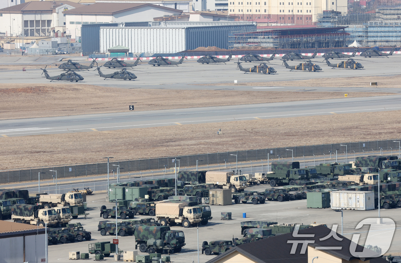 (평택=뉴스1) 김영운 기자 = 한미 연합연습 '자유의 방패'(Freedom Shield·FS) 연습을 하루 앞둔 8일 경기 평택시 팽성읍 주한미군기지 캠프 험프리스에 헬기와 장비 …