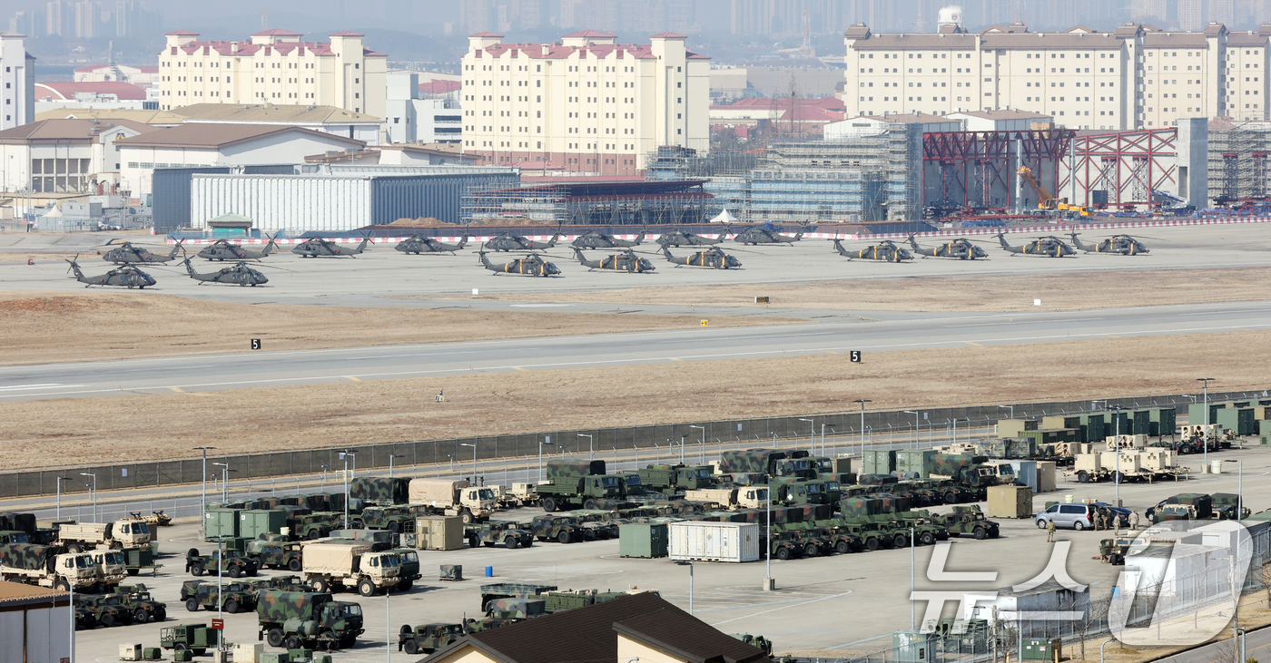 (평택=뉴스1) 김영운 기자 = 한미 연합연습 '자유의 방패'(Freedom Shield·FS) 연습을 하루 앞둔 8일 경기 평택시 팽성읍 주한미군기지 캠프 험프리스에 헬기와 장비 …