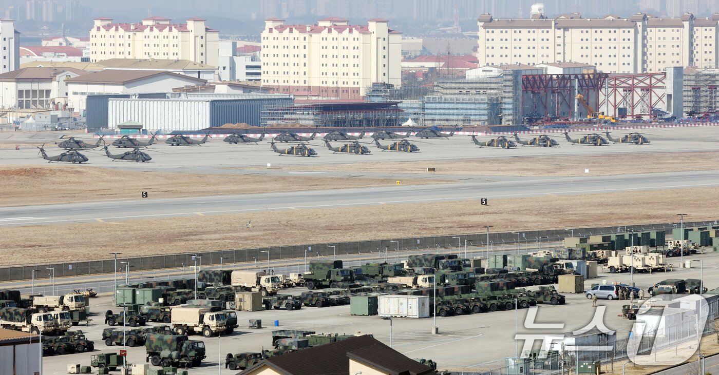 본문 이미지 - 한미 연합연습 '자유의 방패'(Freedom Shield·FS) 연습을 하루 앞둔 8일 경기 평택시 팽성읍 주한미군기지 캠프 험프리스에 헬기와 장비들이 계류되어 있다. 한국과 미국은 오는 3월 9일부터 19일까지 연합방위태세 확립을 위해 상반기 연합훈련인 '자유의 방패 연습을 진행한다. 2026.3.8 ⓒ 뉴스1 김영운 기자