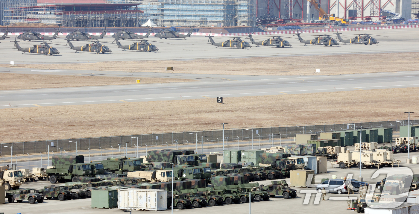 (평택=뉴스1) 김영운 기자 = 한미 연합연습 '자유의 방패'(Freedom Shield·FS) 연습을 하루 앞둔 8일 경기 평택시 팽성읍 주한미군기지 캠프 험프리스에 헬기와 장비 …