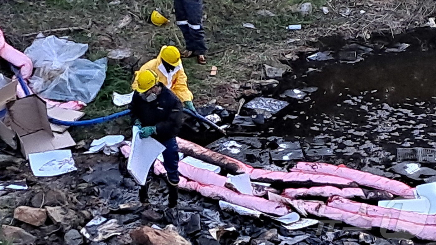 (울산=뉴스1) 박정현 기자 = 7일 오후 5시 10분께 울산 울주군 온산국가산단의 정유 공장 인근 도로에서 원유가 유출되는 사고가 발생해 이틀째 방재 작업이 진행 중이다.(울산소 …