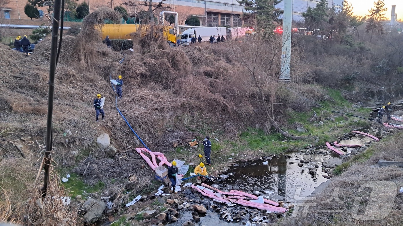 (울산=뉴스1) 박정현 기자 = 7일 오후 5시 10분께 울산 울주군 온산국가산단의 정유 공장 인근 도로에서 원유가 유출되는 사고가 발생해 이틀째 방재 작업이 진행 중이다.(울산소 …