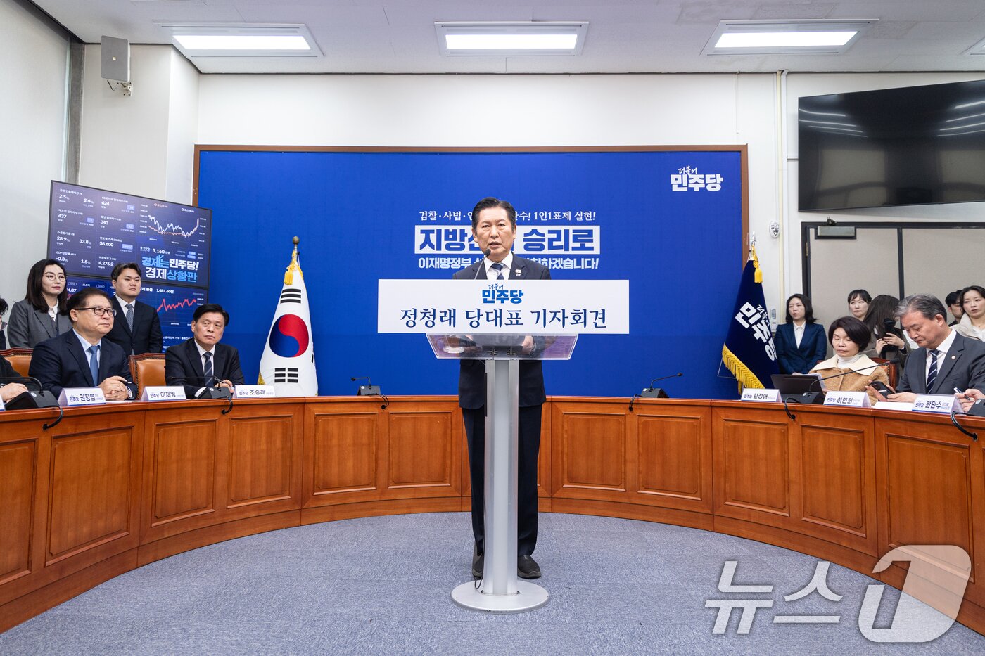 본문 이미지 - 정청래 더불어민주당 대표가 8일 서울 여의도 국회에서 취임 후 두 번째 기자회견을 하고 있다. 2026.3.8 ⓒ 뉴스1 이승배 기자