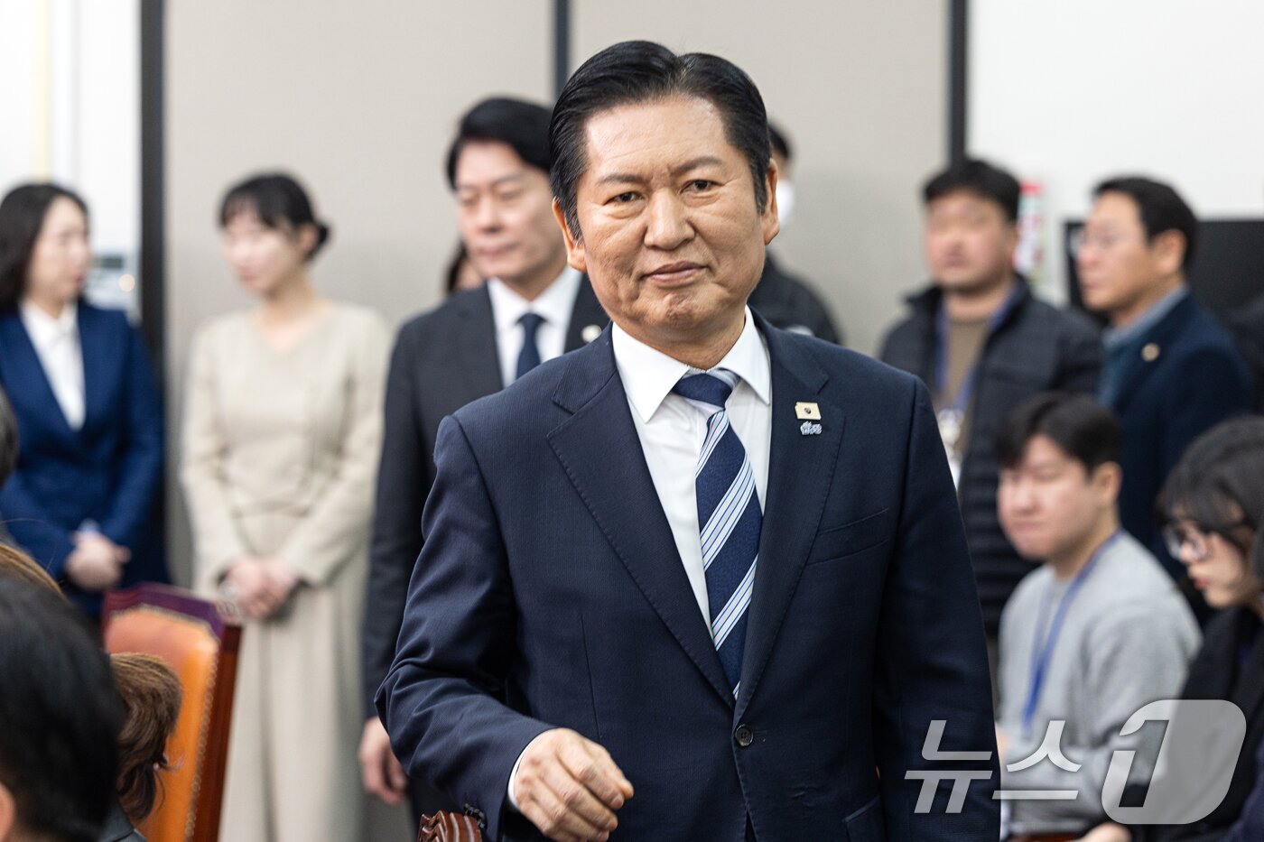 본문 이미지 - 정청래 더불어민주당 대표가 8일 서울 여의도 국회에서 취임 후 두 번째 기자회견을 하기 위해 단상으로 향하고 있다. 2026.3.8 ⓒ 뉴스1 이승배 기자