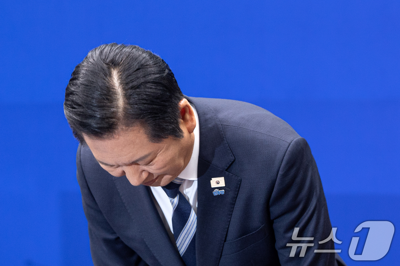 (서울=뉴스1) 이승배 기자 = 정청래 더불어민주당 대표가 8일 서울 여의도 국회에서 취임 후 두 번째 기자회견을 하기에 앞서 인사하고 있다. 2026.3.8/뉴스1