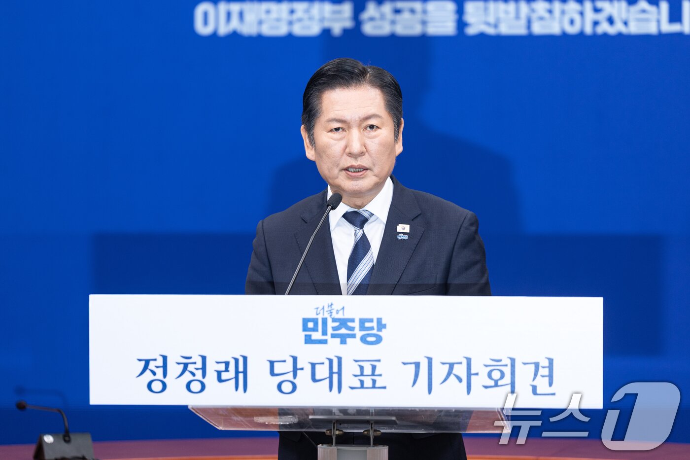 본문 이미지 - 정청래 더불어민주당 대표가 8일 서울 여의도 국회에서 취임 후 두 번째 기자회견을 하고 있다. 2026.3.8 ⓒ 뉴스1 이승배 기자