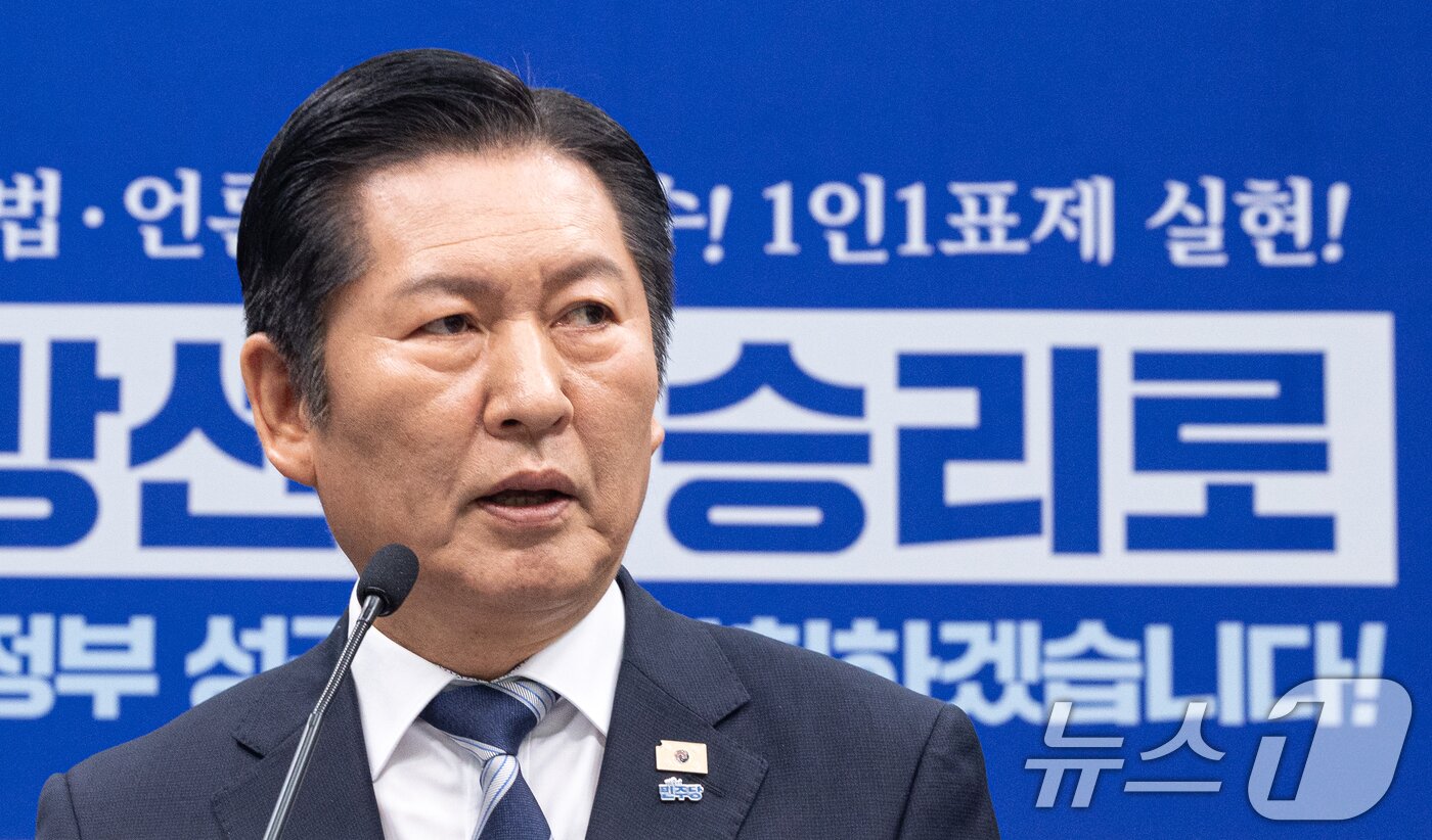 본문 이미지 - 정청래 더불어민주당 대표가 8일 서울 여의도 국회에서 취임 후 두 번째 기자회견을 하고 있다. 2026.3.8 ⓒ 뉴스1 이승배 기자