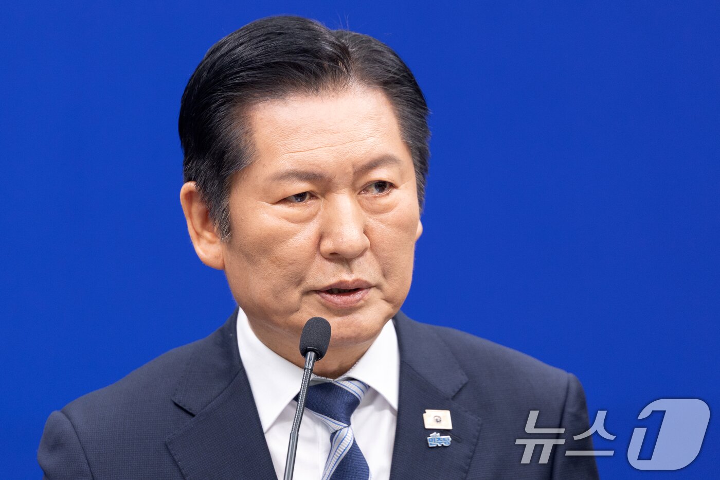 본문 이미지 - 정청래 더불어민주당 대표가 8일 서울 여의도 국회에서 취임 후 두 번째 기자회견을 하고 있다. 2026.3.8 ⓒ 뉴스1 이승배 기자