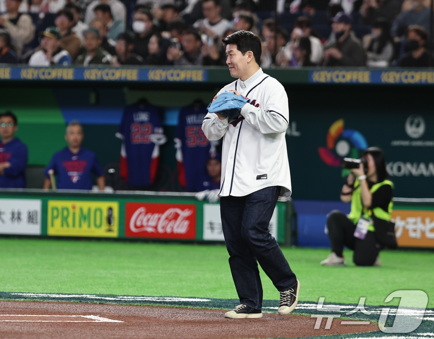 (도쿄=뉴스1) 구윤성 기자 = 8일 일본 도쿄돔에서 열린 2026 월드베이스볼클래식 조별리그 C조 대한민국과 대만의 경기. 경기에 앞서 시포를 맡은 김병현이 그라운드에 들어서고 …