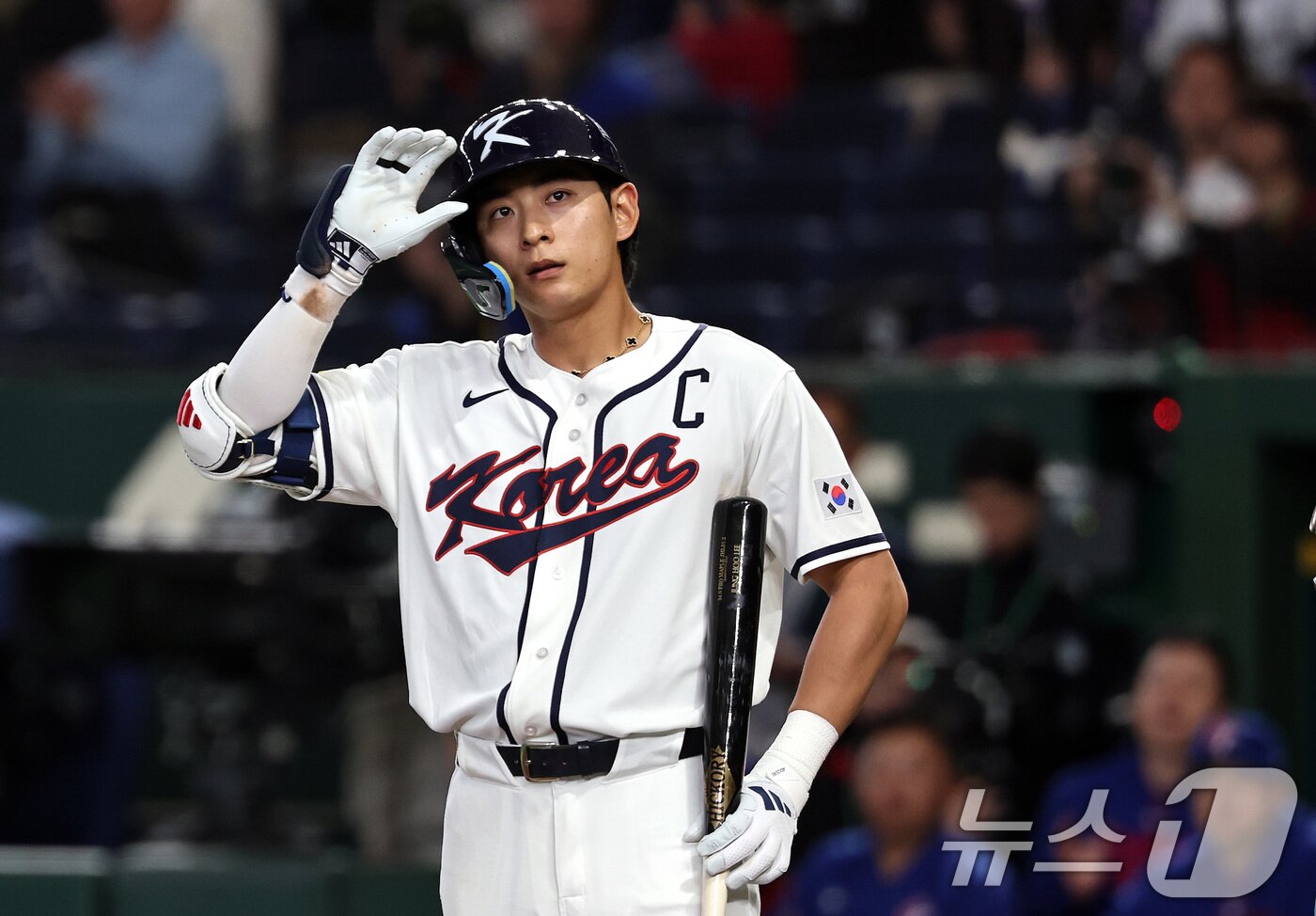 본문 이미지 - 8일 일본 도쿄돔에서 열린 2026 월드베이스볼클래식 조별리그 C조 대한민국과 대만의 경기. 대한민국 이정후가 1회말 2사 주자없는 상황때 스윙판정을 받고 아쉬워하고 있다. 2026.3.8 ⓒ 뉴스1 구윤성 기자