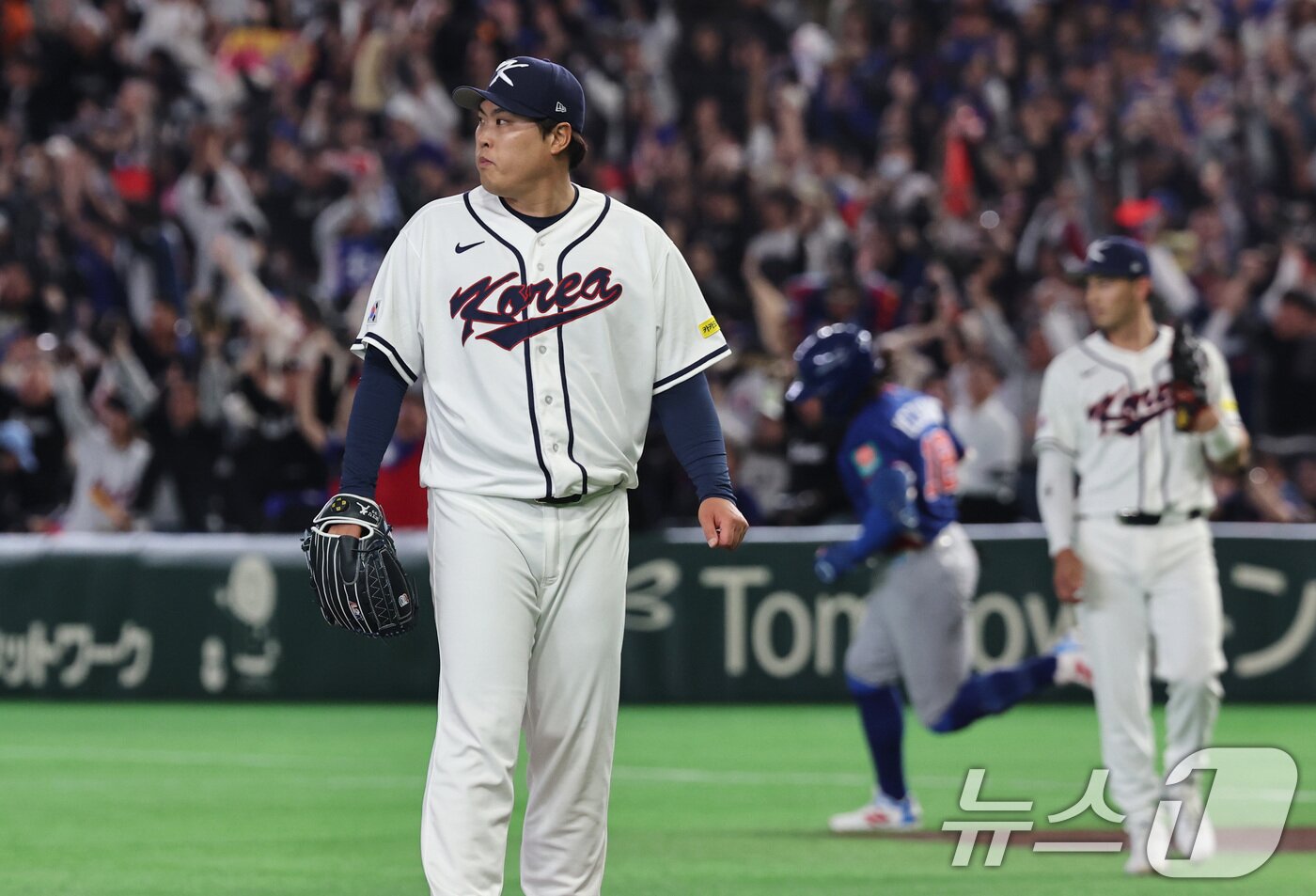 본문 이미지 - 8일 일본 도쿄돔에서 열린 2026 월드베이스볼클래식 조별리그 C조 대한민국과 일본의 경기. 대한민국 류현진이 2회초 대만 선두타자 장위청에게 솔로홈런을 허용한 뒤 아쉬워하고 있다. 2026.3.8 ⓒ 뉴스1 구윤성 기자