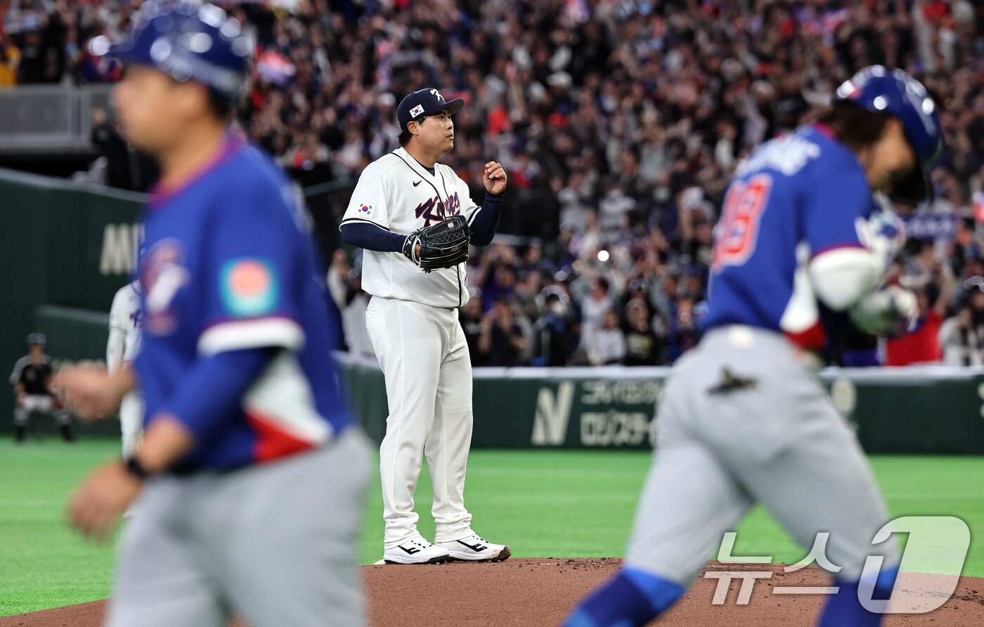 본문 이미지 - 8일 일본 도쿄돔에서 열린 2026 월드베이스볼클래식 조별리그 C조 대한민국과 대만의 경기. 대한민국 류현진이 2회초 대만 선두타자 장위청에게 솔로홈런을 허용한 뒤 아쉬워하고 있다. 2026.3.8 ⓒ 뉴스1 구윤성 기자
