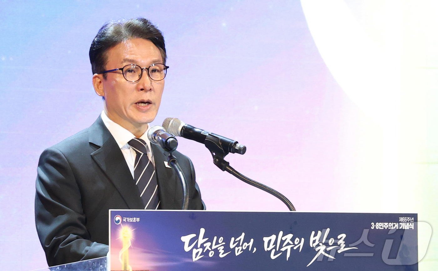 (대전=뉴스1) 김기남 기자 = 김민석 국무총리가 제66주년 3·8 민주운동 기념일인 8일 대전시청 대강당에서  '담장을 넘어, 민주의 빛으로'를 주제로 열린 66주년  3·8민주 …