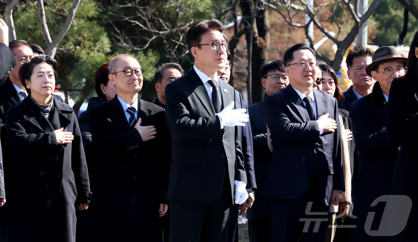 (대전=뉴스1) 김기남 기자 = 김민석 국무총리가 제66주년 3·8 민주운동 기념일인 8일 대전 서구 둔지미공원에서 3·8 민주의거 기념탑을 참배하기에 앞서 국기에 대한 경례를 하 …