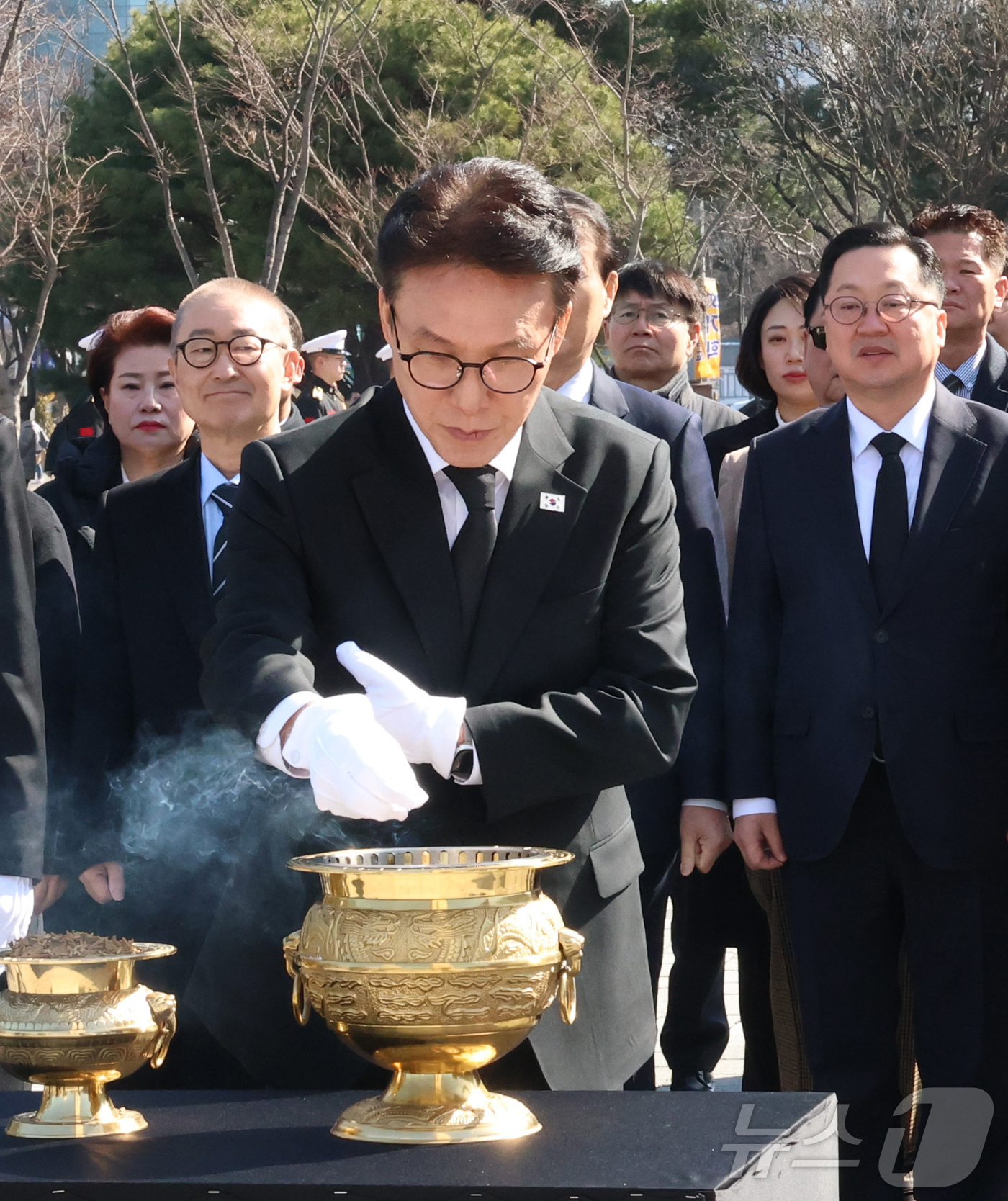 (대전=뉴스1) 김기남 기자 = 김민석 국무총리가 제66주년 3·8 민주운동 기념일인 8일 대전 서구 둔지미공원에서 3·8 민주의거 기념탑을 참배하며 분향하고 있다.1960년 충청 …