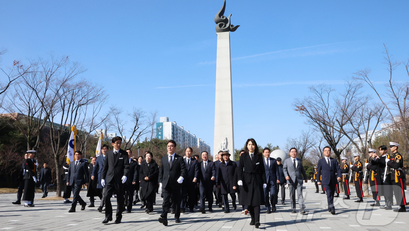 (세종=뉴스1) 김기남 기자 = 김민석 국무총리가 제66주년 3·8 민주운동 기념일인 8일 대전 서구 둔지미공원에서 3·8 민주의거 기념탑을 참배하고 있다.1960년 충청권 7개교 …
