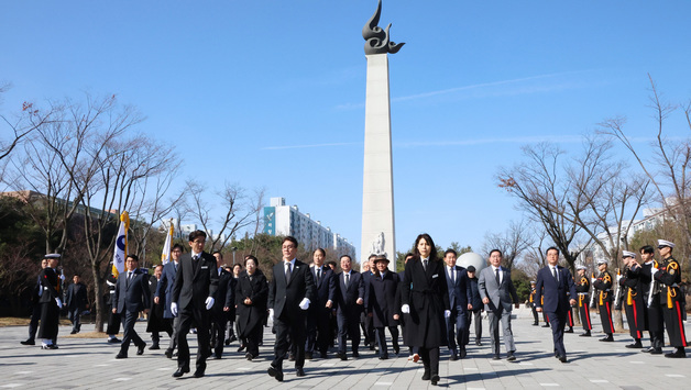3·8 민주운동 기념탑 참배하는 김민석 국무총리